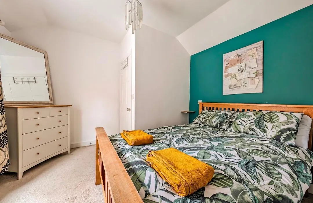 Town Centre House For 6 Guests-1
