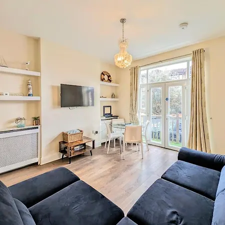 Town Centre House For 6 Guests-3